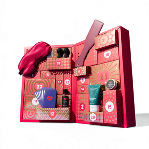 Calendario de Adviento PlayLoveToys con 24 cajones rojos y dorados, antifaz, lubricante y accesorios para parejas.