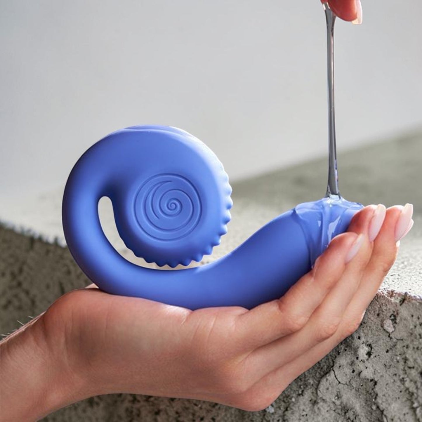Vibrador SVibe Snail GIZI Lite de PlayLoveToys en color violeta con textura de silicona suave sobre una mano