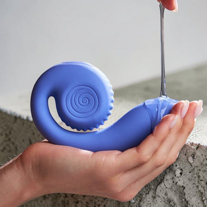 Vibrador SVibe Snail GIZI Lite de PlayLoveToys en color violeta con textura de silicona suave sobre una mano