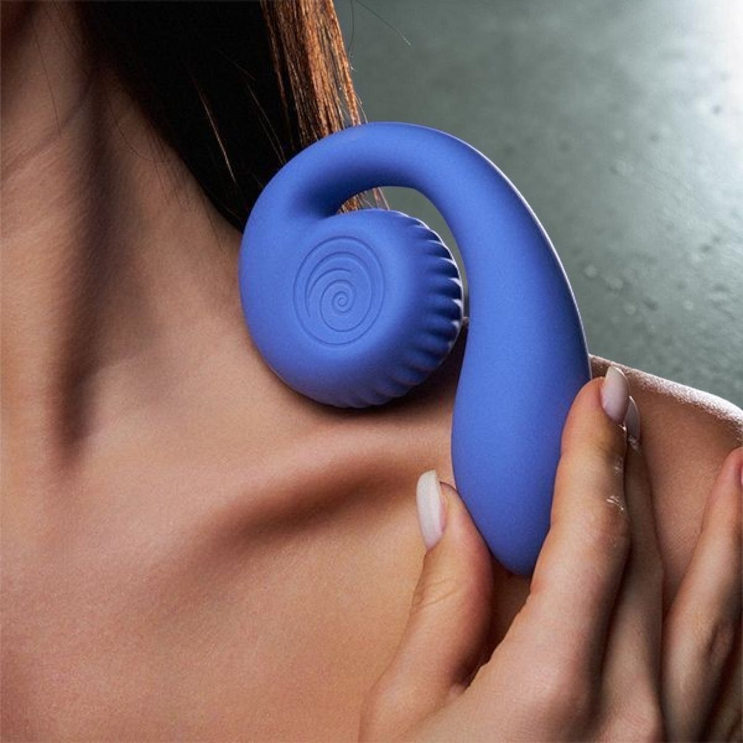 Vibrador SVibe GIZI Lite de PlayLoveToys en color azul, con forma de caracol ergonómico y textura de silicona suave.