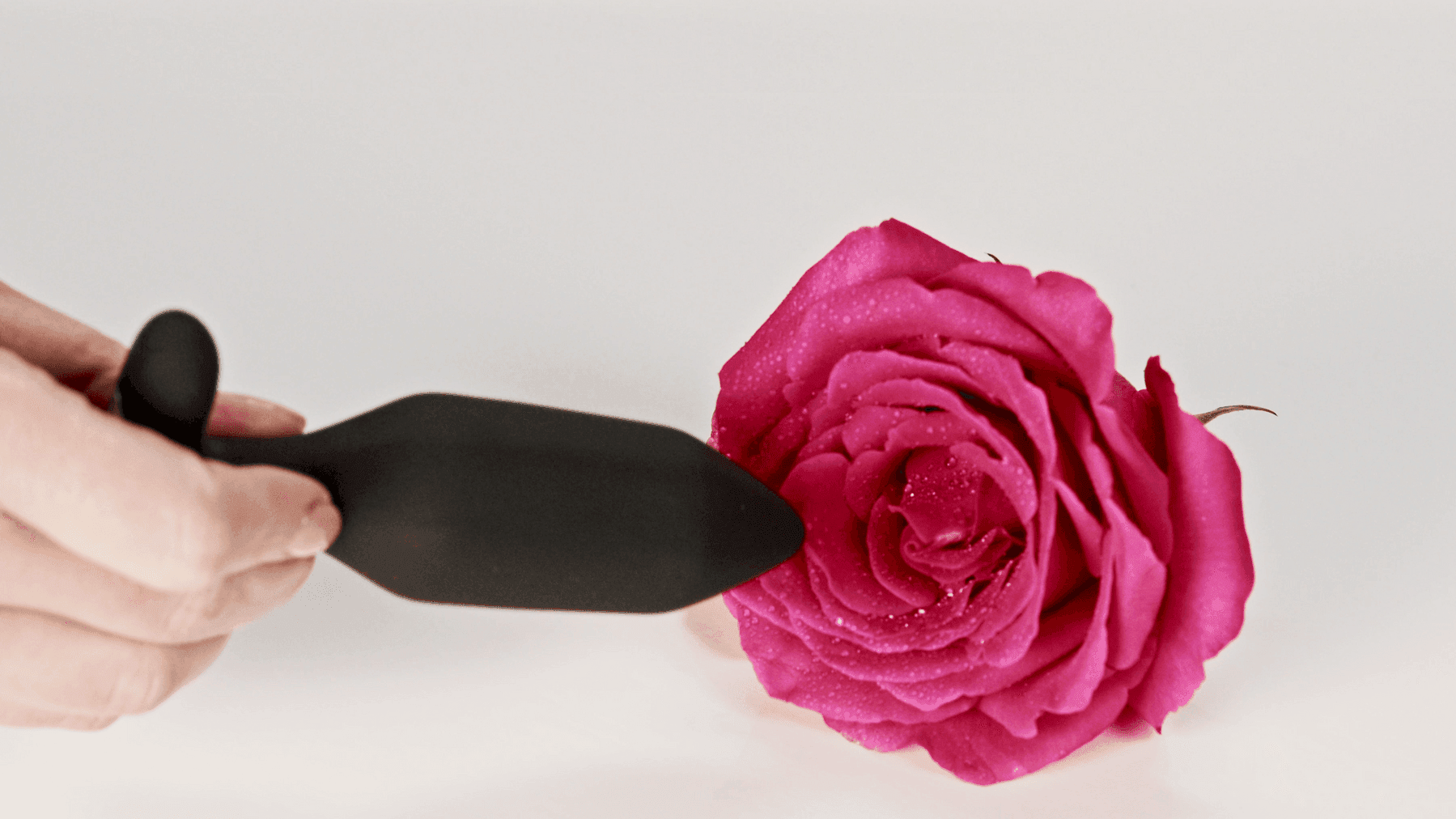  - Je Joue - Onyx Vibrating Butt Plug Black - PlayLoveToys