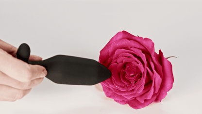  - Je Joue - Onyx Vibrating Butt Plug Black - PlayLoveToys