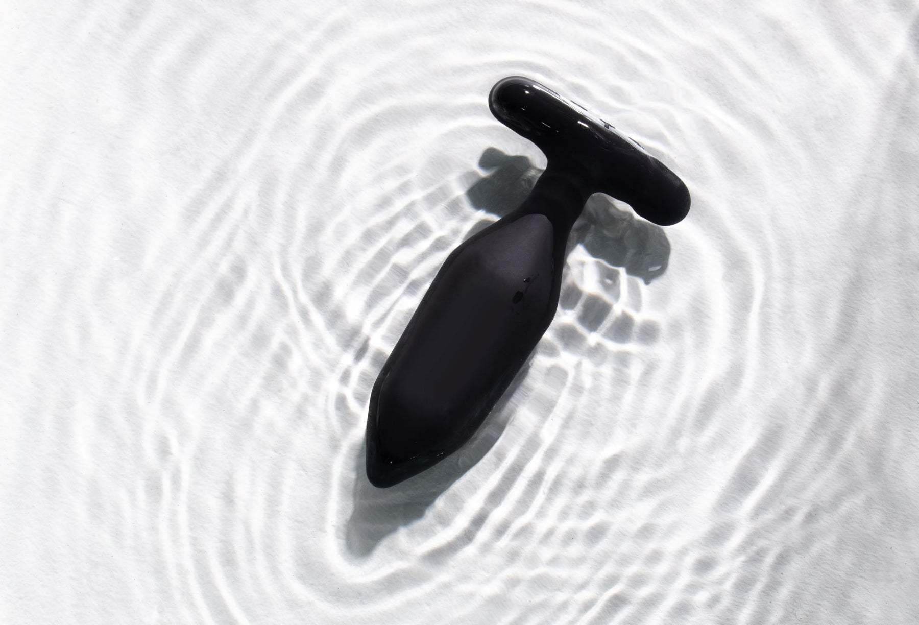  - Je Joue - Onyx Vibrating Butt Plug Black - PlayLoveToys