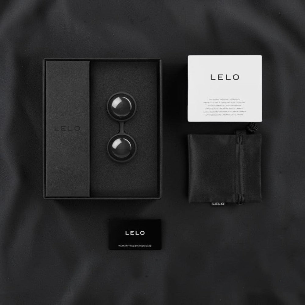 Set de bolas de Kegel LELO Beads Noir de PlayLoveToys en caja negra con bolsa de satén, manual y tarjeta de garantía.