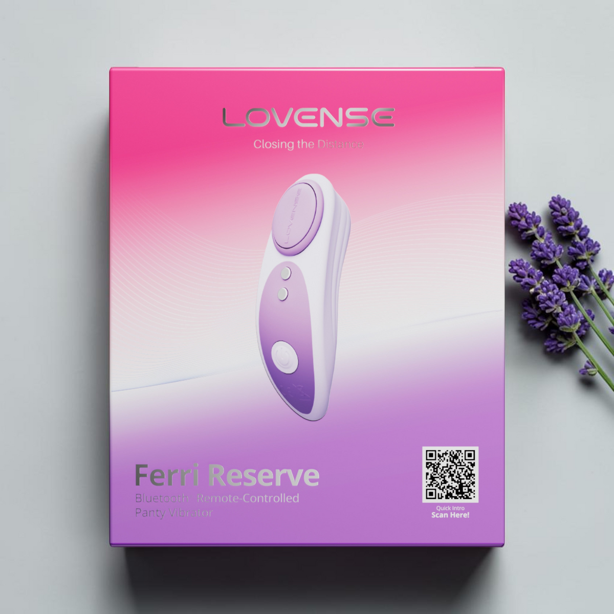 Vibrador clitoriano portátil Lovense Ferri Reserve en color lavanda exclusivo, presentado en su caja de PlayLoveToys.