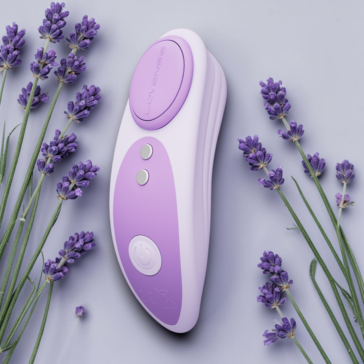 Vibrador clitoriano portátil Lovense Ferri Reserve en color lavanda exclusivo de PlayLoveToys con diseño magnético