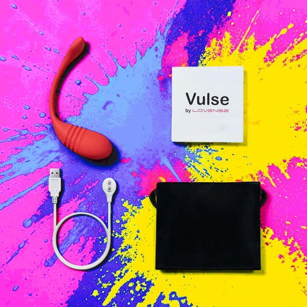 Contenido del paquete PlayLoveToys Lovense Vulse: vibrador de silicona rojo, cable de carga y bolsa de almacenamiento.