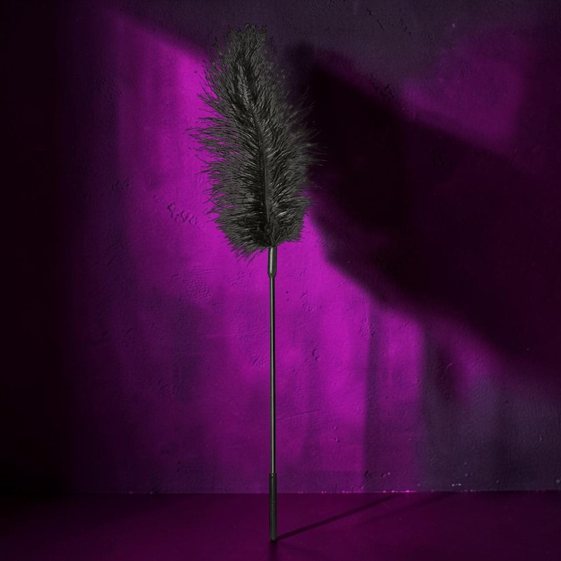 Varita de plumas de avestruz negras PlayLoveToys con mango ergonómico para estimulación sensorial suave