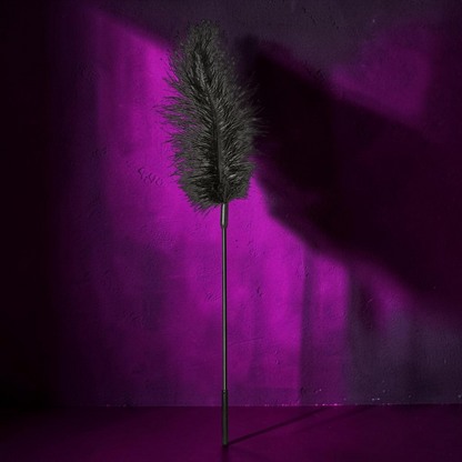 Varita de plumas de avestruz negras PlayLoveToys con mango ergonómico para estimulación sensorial suave