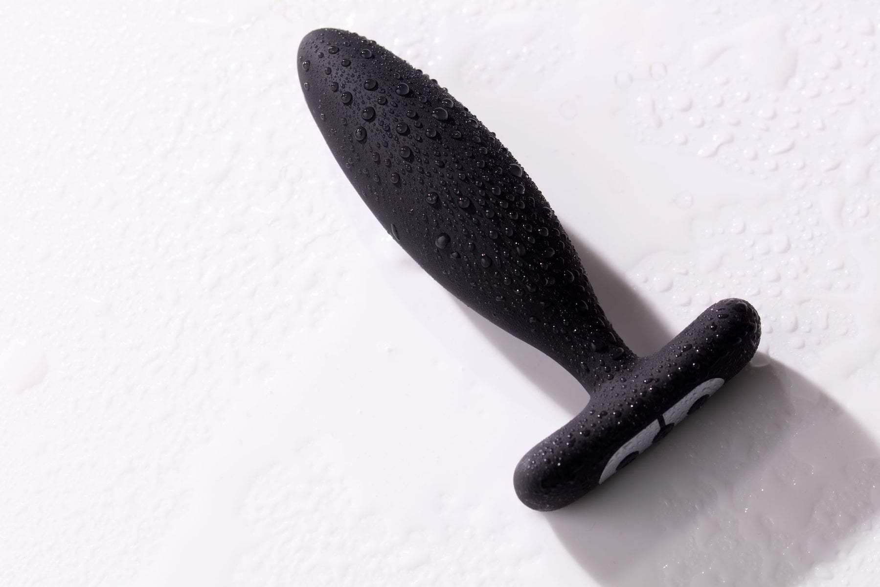  - Je Joue - Vesta Vibrating Butt Plug Black - PlayLoveToys